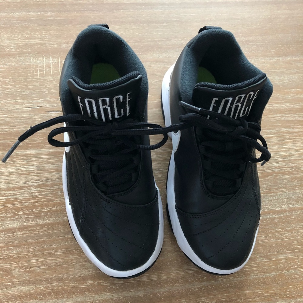 EUC Basketball shoes Nike sz 5Y